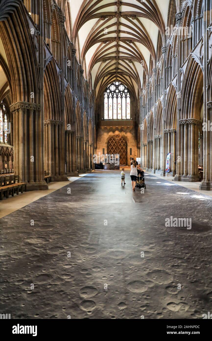 Der Fußboden in einem Bild von der Oberfläche der Mond in der Kathedrale von Lichfield, Lichfield, Staffordshire, Großbritannien Stockfoto