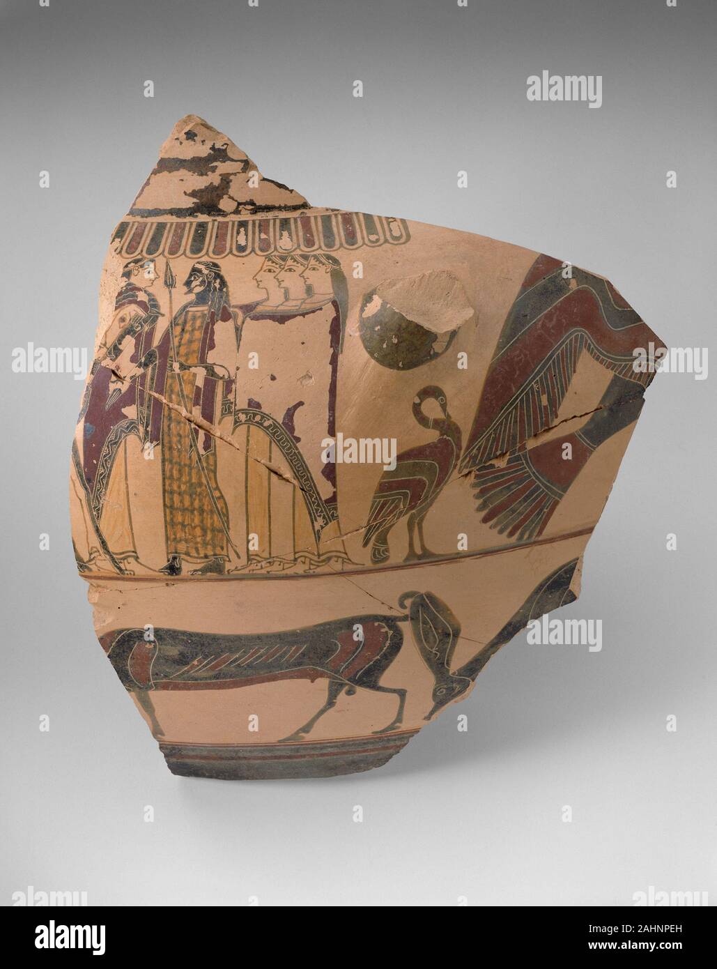 Antike Griechische. Fragment einer Spalte Krater (Schüssel). 580 v. Chr. - 570 v. Chr.. Korinth. Terrakotta, dekoriert im Schwarz-Abbildung und Überblick Techniken dieses Fragment stammt aus einer großen Schüssel, die verwendet wurde, Wein und Wasser zu mischen, bevor es serviert wurde. Ungewöhnlich ist es in zwei Techniken gestaltet. Der bärtige Mann mit einem Speer und die Tiere auf der rechten Seite und unterhalb der Szene sind in der Abbildung schwarz-Technik, aber auch die anderen Figuren sind einfach beschrieben. Die Verwendung von Gelb für die Bekleidungsindustrie der Mann ist auch ungewöhnlich. CorinthThe siebten Jahrhundert markiert den Beginn der archaischen Zeit (700 - 480 v. Chr.). Ich Stockfoto