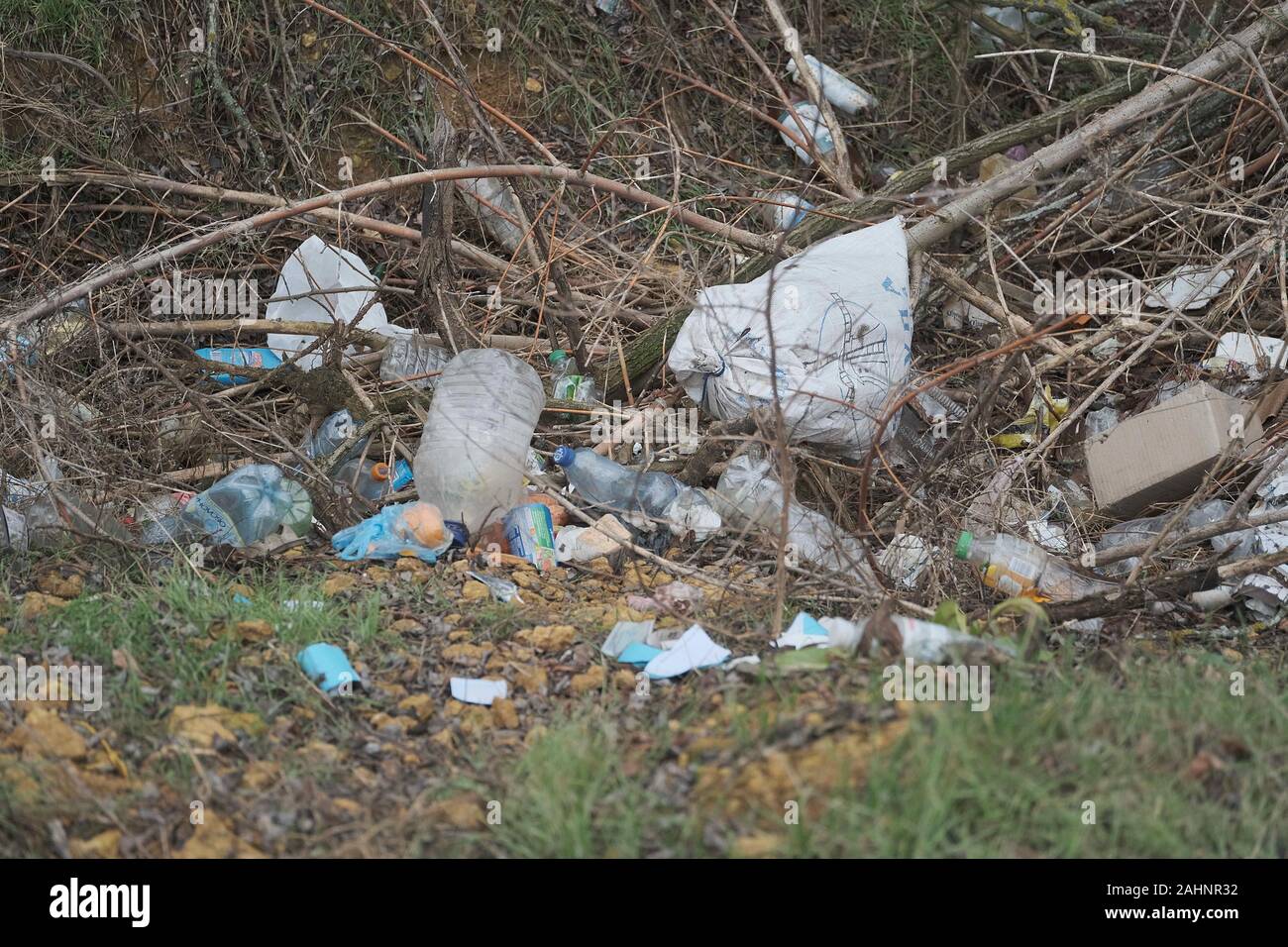 Oblast Kherson, Ukraine, Osteuropa. 26 Mär, 2019. Elemental dump plastik Müll am Straßenrand in der Nähe am Rande des Waldes. Verschmutzung der Umwelt mit Kunststoff- und andere Abfälle. Kunststoff Ablagerungen auf dem Rasen unter den Bäumen. Umwelt Kunststoff Luftverschmutzung ist ökologisches Problem. Oblast Kherson, Ukraine, Osteuropa Credit: Andrey Nekrasov/ZUMA Draht/Alamy leben Nachrichten Stockfoto