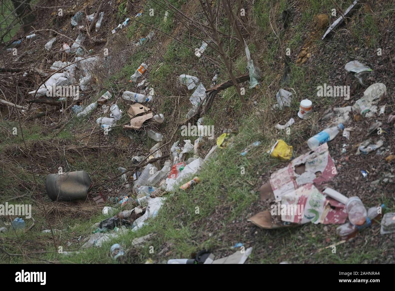 Oblast Kherson, Ukraine, Osteuropa. 26 Mär, 2019. Elemental dump plastik Müll am Straßenrand in der Nähe am Rande des Waldes. Verschmutzung der Umwelt mit Kunststoff- und andere Abfälle. Kunststoff Ablagerungen auf dem Rasen unter den Bäumen. Umwelt Kunststoff Luftverschmutzung ist ökologisches Problem. Oblast Kherson, Ukraine, Osteuropa Credit: Andrey Nekrasov/ZUMA Draht/Alamy leben Nachrichten Stockfoto