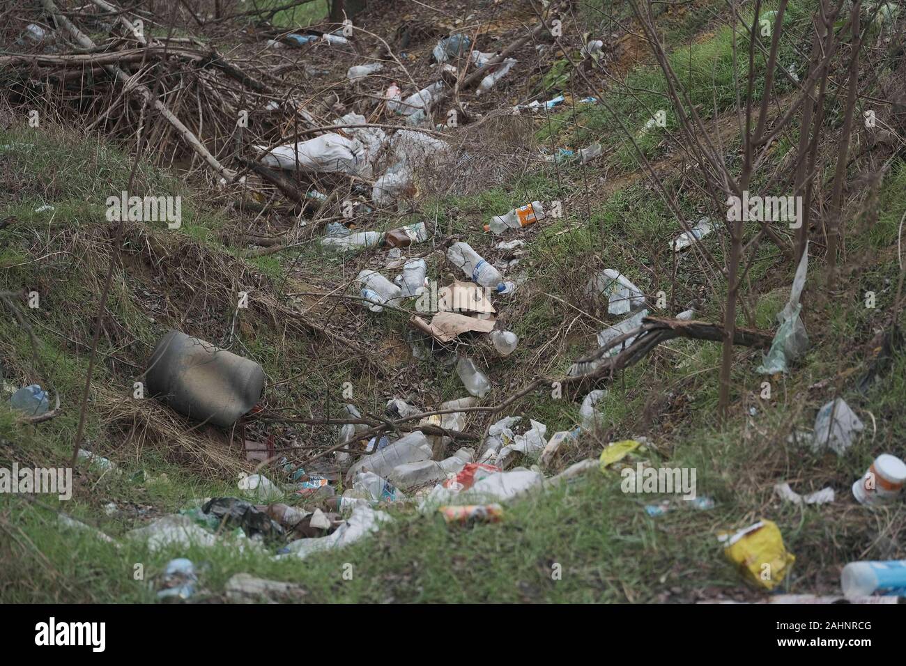 Oblast Kherson, Ukraine, Osteuropa. 26 Mär, 2019. Elemental dump plastik Müll am Straßenrand in der Nähe am Rande des Waldes. Verschmutzung der Umwelt mit Kunststoff- und andere Abfälle. Kunststoff Ablagerungen auf dem Rasen unter den Bäumen. Umwelt Kunststoff Luftverschmutzung ist ökologisches Problem. Oblast Kherson, Ukraine, Osteuropa Credit: Andrey Nekrasov/ZUMA Draht/Alamy leben Nachrichten Stockfoto
