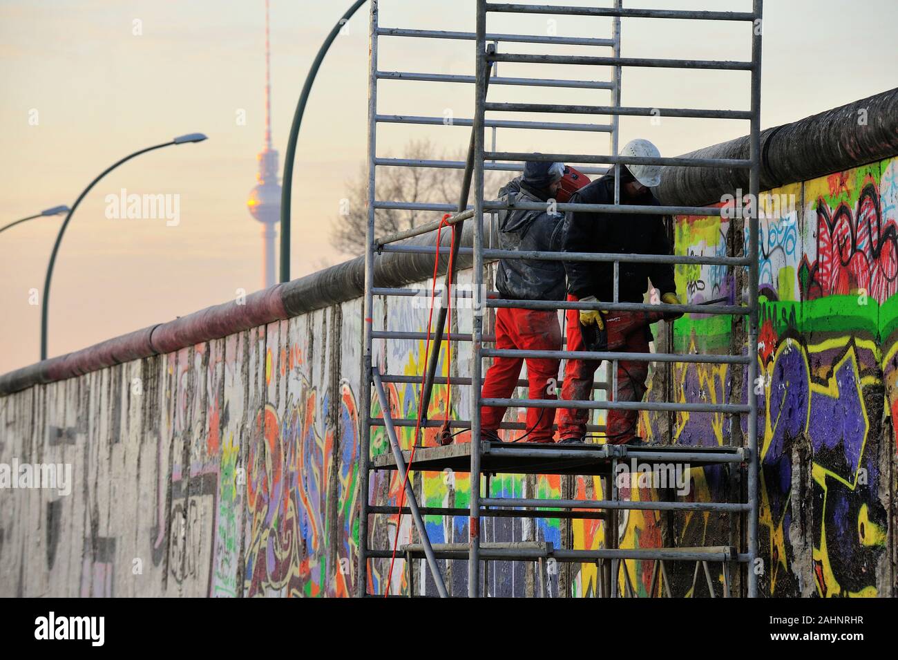 Berlin, Berliner Sehenswürdigkeiten, Wand, hellen, kalten Krieges, bunte, farbenfrohe Malerei, Farben, Farben, Ost-Berlin, ehemalige Division, deutsche Geschichte, Deutschland, Graffiti, historisch, Historische Stätte, Manifestation, Speicher, die wichtigsten Sehenswürdigkeiten von Berlin, Deutschland, DDR, Berliner Mauer, Berliner Mauer, Berlin, die wiedergefundene Stück der Berliner Mauer von 1961, Berliner Mauer, Teil der ehemaligen Berliner Mauer an der East Side Gallery, East Side Gallery Stockfoto