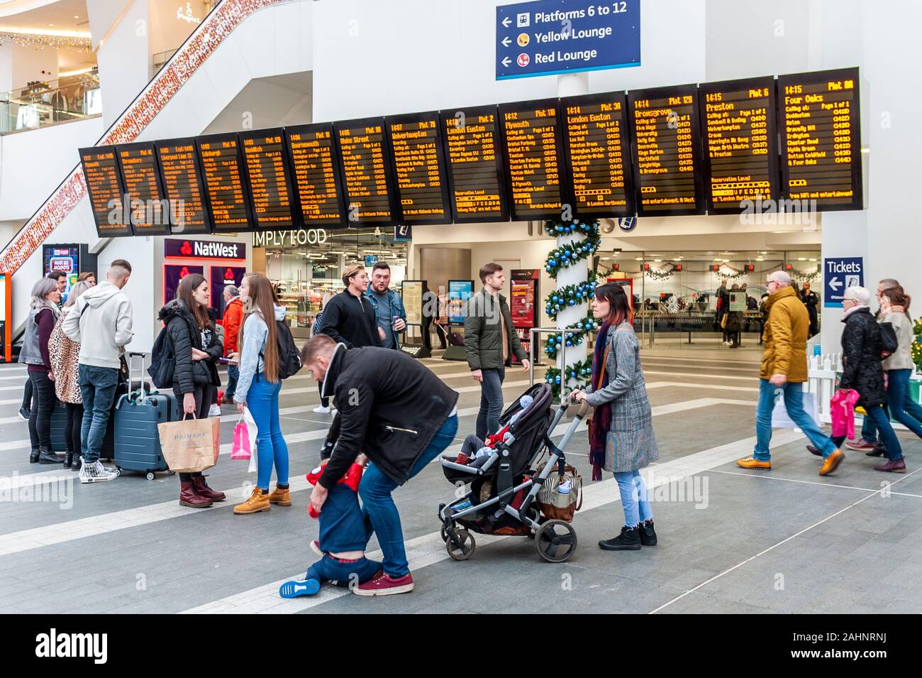 Passagiere auf dem Golfplatz in Birmingham New Street/Grand Central Railway Station, Birmingham, West Midlands, Großbritannien. Stockfoto