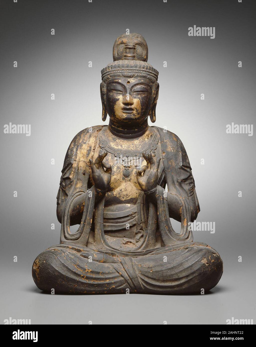 Sitzt Bodhisattva. 770 AD - 780 AD. Japan. Wood Core, chemische Lack, Spuren von Blattgold Diese seltene und wichtige Skulptur stellt einen buddhistischen Bodhisattva oder bosatsu, eine aufgeklärte und mitfühlenden Wesen, verschoben die Buddhaschaft, um andere zu retten. Ruhe, prächtige, und vollmundig, die bosatsu ist in einem frontalen, meditativer Haltung sitzt; seine Hände würdevoll, mitten in der Luft angehoben, eine Geste der Qualitätssicherung. Der Buddhismus, der in Indien mit den Lehren des Buddha Sakyamuni, oder Siddhartha Gautama (c. entstanden 563 - C. 483 v. Chr.), war die offizielle Religion des Japan am Anfang o benannt Stockfoto