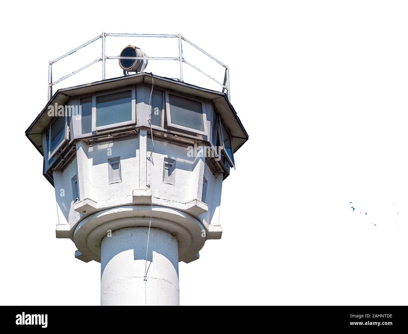 Ehemalige Grenze Turm der DDR isoliert auf weißem Hintergrund Stockfoto