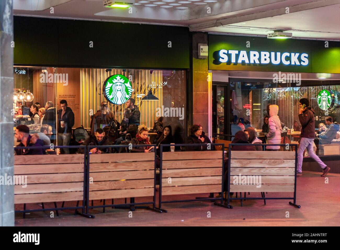 Starbucks Coffee Shop im Broadgate, Coventry, West Midlands, UK. Stockfoto