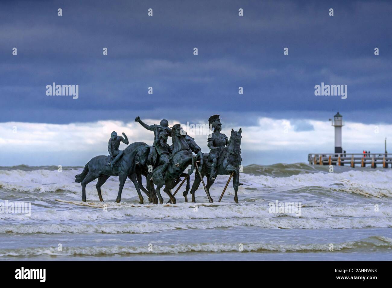 Männer, Bronze Skulptur Gruppe bei Hochwasser von der Künstlerin Nina Beier entlang der Nordsee küste in Nieuwpoort/Nieuport, Westflandern, Belgien Stockfoto