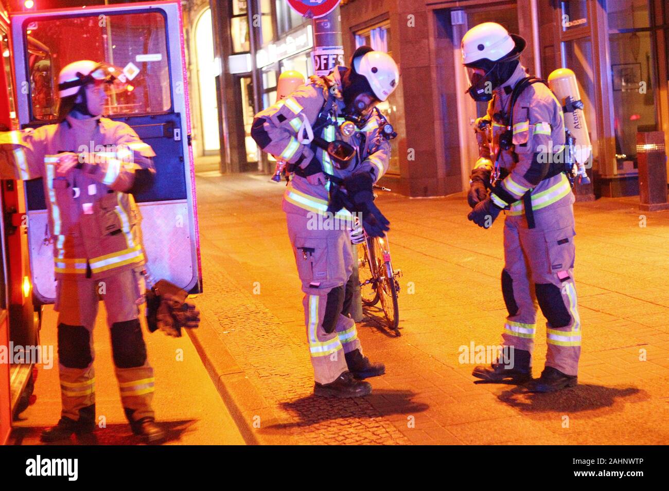 Berlin, Deutschland. 31 Dez, 2019. Feuerwehrmänner mit Atemschutz stand durch einen Brand in der Leipziger Straße. Wurde eine Person verletzt. Etwa 40 Einsatzkräften vor Ort. Bis zum frühen Abend, der Feuerwehr in der Hauptstadt erfasst mehr Bereitstellungen als an normalen Tagen - "Tendenz steigend", wie ein Sprecher sagte. (Dpa bin jede Feuerwehr Einsätze zu Silvester - "Tendenz steigend") Quelle: Wolfram Steinberg/dpa/Alamy leben Nachrichten Stockfoto