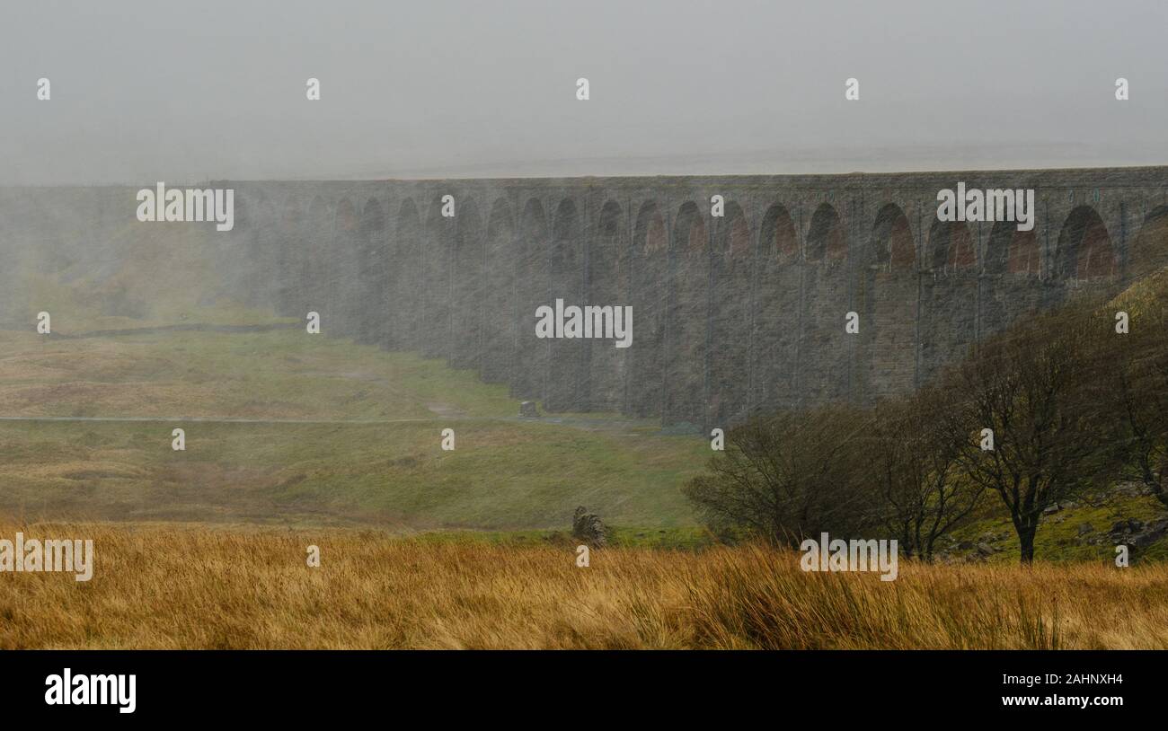 Ribblehead Viadukt bei einem Schneeschauer, North Yorkshire, Großbritannien Stockfoto