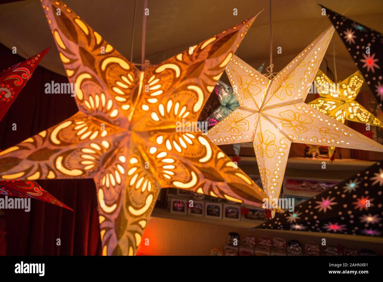 Bunte Herrnhuter Sterne gesehen auf dem Weihnachtsmarkt Striezelmarkt eine  der ltesten und grten Weihnachtsmrkte in Deutschland, der Dresdner  Striezelmarkt genannt wurde nach dem Original Dresdner Christstollen, der  striezel Stockfotografie - Alamy