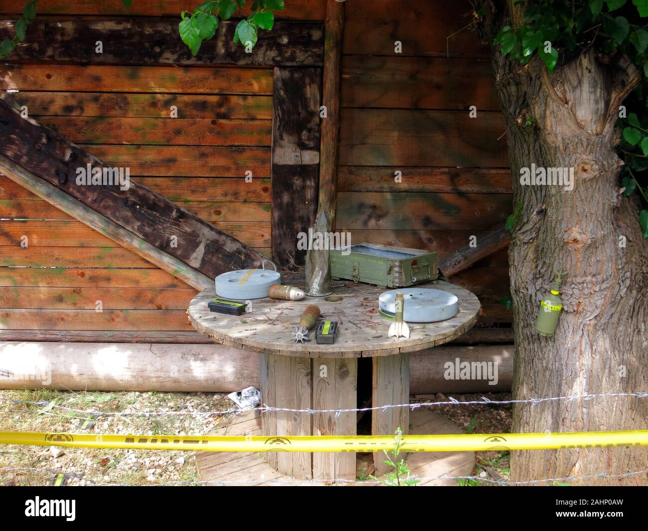 Bomben, Munition und Geschosse im Museum des Tunnels von Sarajevo Stockfoto