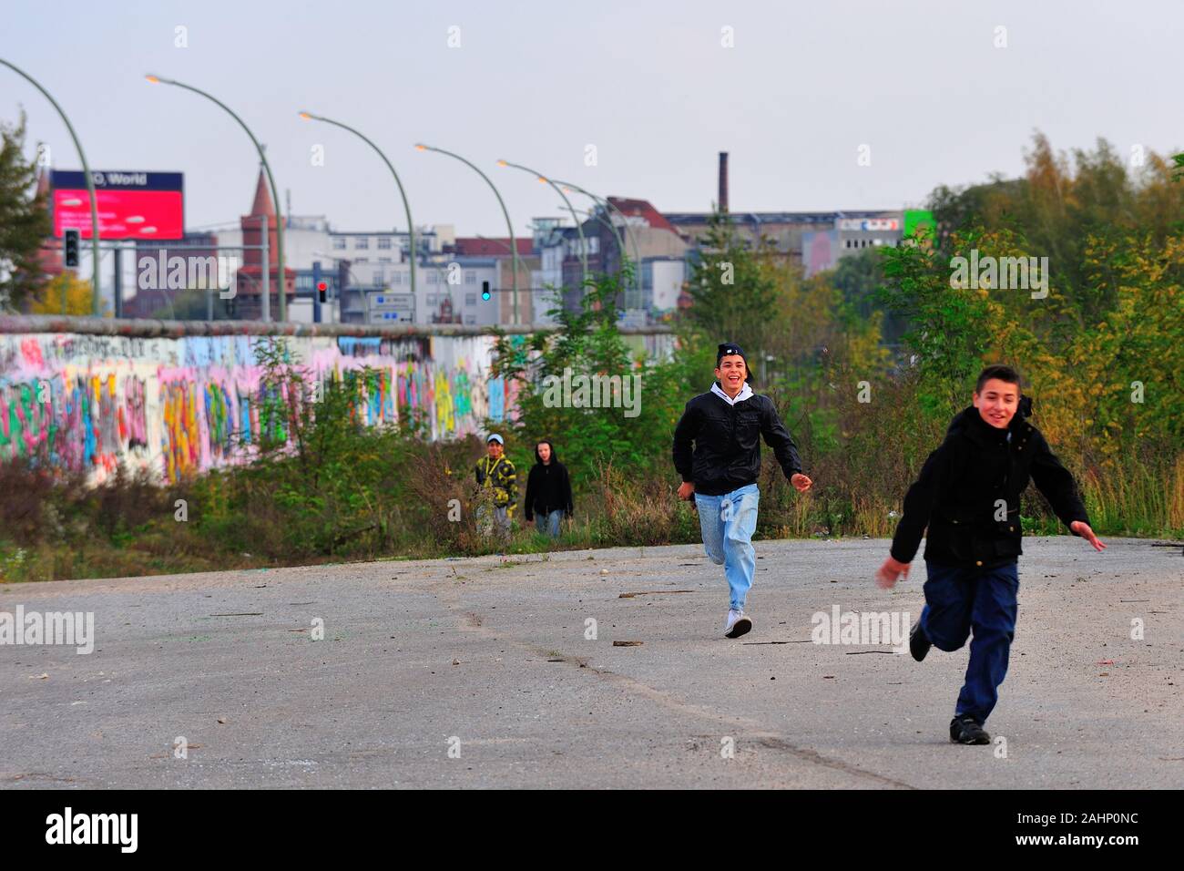 Berlin, Berliner Sehenswürdigkeiten, Wand, hellen, kalten Krieges, bunte, farbenfrohe Malerei, Farben, Farben, Ost-Berlin, ehemalige Division, deutsche Geschichte, Deutschland, Graffiti, historisch, Historische Stätte, Manifestation, Speicher, die wichtigsten Sehenswürdigkeiten von Berlin, Deutschland, DDR, Berliner Mauer, Berliner Mauer, Berlin, die wiedergefundene Stück der Berliner Mauer von 1961, Berliner Mauer, Teil der ehemaligen Berliner Mauer an der East Side Gallery, East Side Gallery Stockfoto