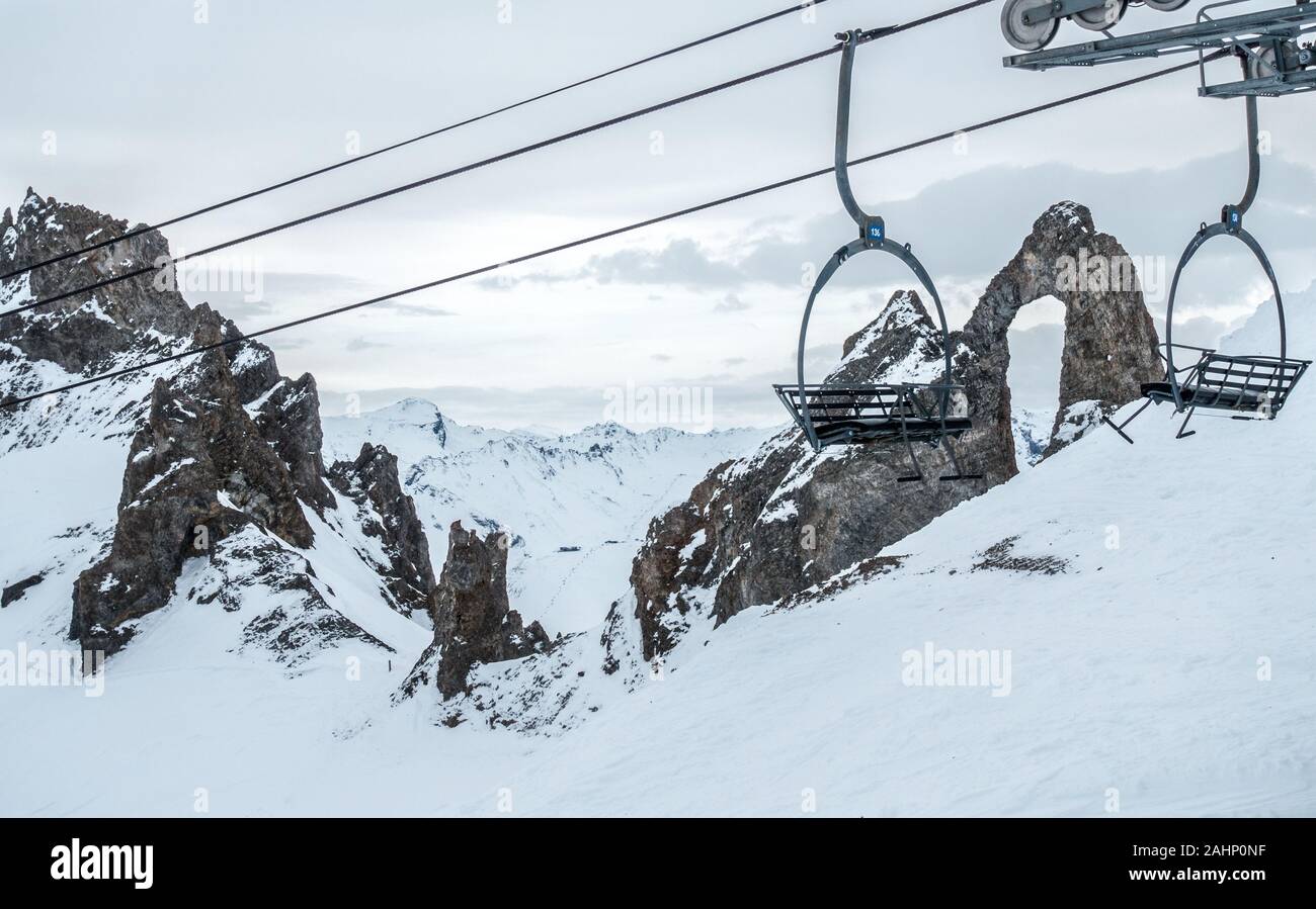 Eine verschneite Aiguille Percee Tignes, mit zwei Sitzen im Skigebiet top Schnee Berge Ridge Stockfoto