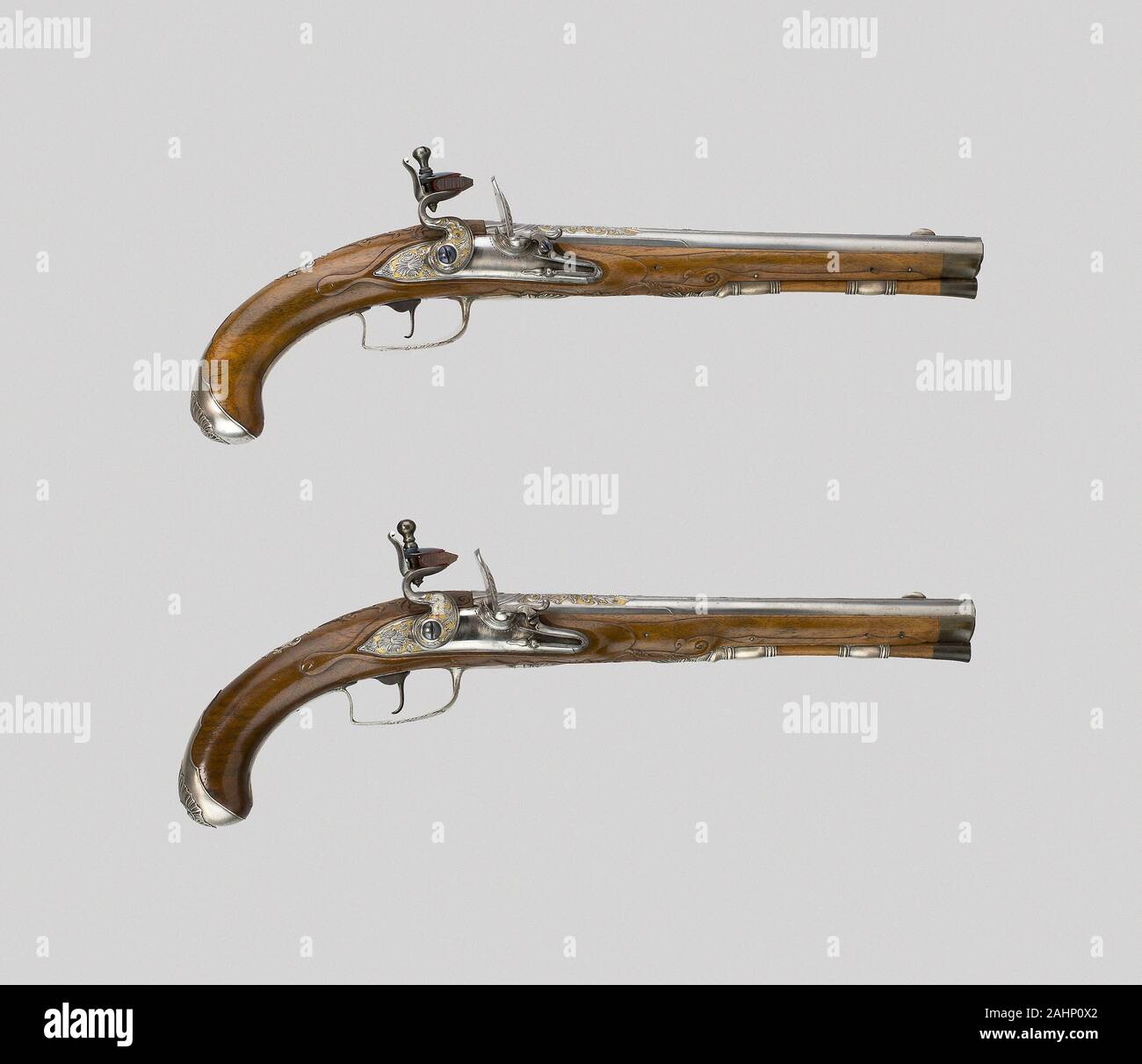 Paar Flintlock Pistolen. 1710 - 1740. Frankreich. Nussbaum, Stahl, Silber Stockfoto