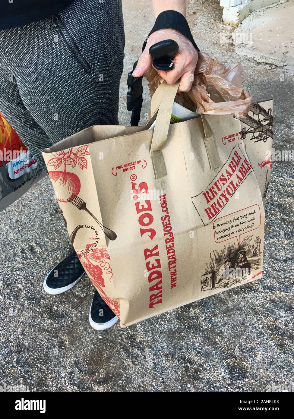 Frau, die eine wiederverwendbare und Recycelbar Paper Bag aus der Trader Joe store in Tucson AZ Stockfoto