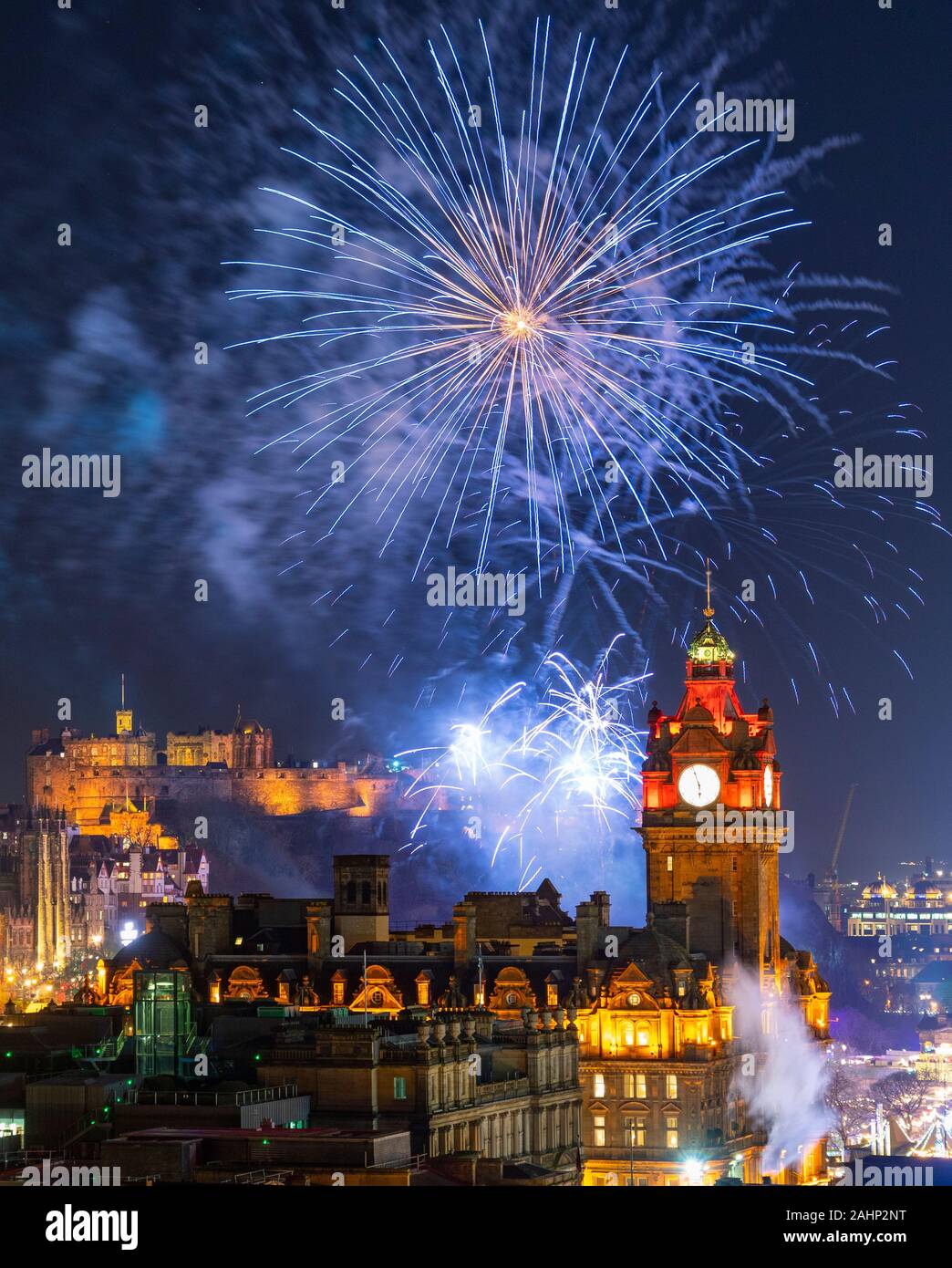 Edinburgh, Schottland, Großbritannien. 31. Dez 2019. Feuerwerk über Edinburgh Castle zu Beginn der Edinburgh Hogmanay party Stockfoto
