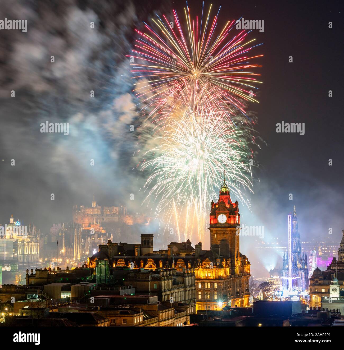Edinburgh, Schottland, Großbritannien. 31. Dez 2019. Feuerwerk über Edinburgh Castle zu Beginn der Edinburgh Hogmanay Party. Iain Masterton/Alamy leben Nachrichten Stockfoto