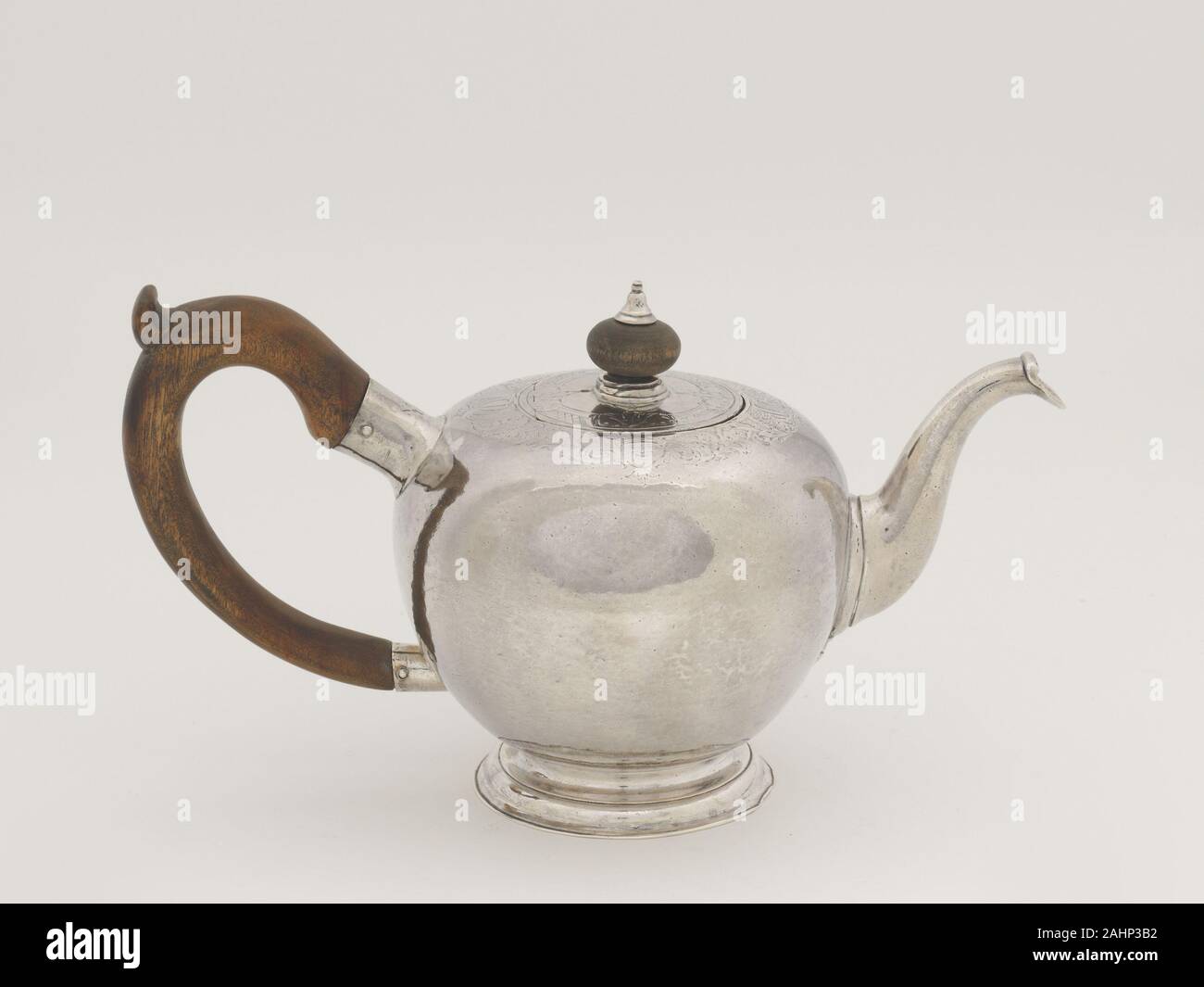 Jakob Hurd. Teekanne. 1740 - 1755. Boston. Silber und Walnuss Die runde  Form dieser Teekanne aus früheren Chinesisch und Englisch Keramik  Prototypen übernommen wurde. Das Design wurde besonders populär in der  Gegend