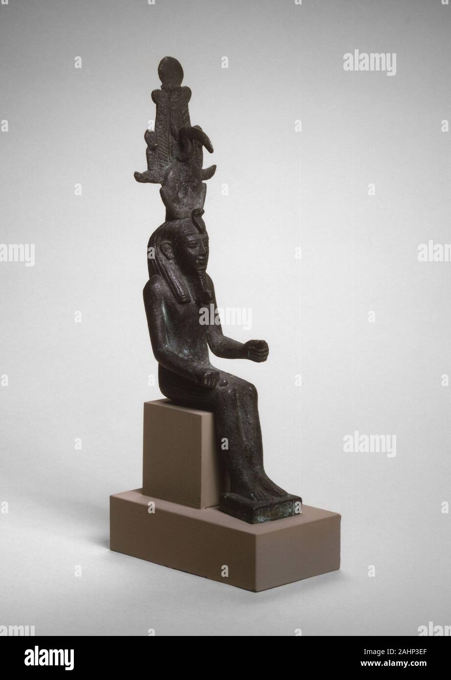 Der ägyptischen Antike. Statuette der Osiris-Iah. 664 v. Chr. - 332 v. Chr.. Ägypten. Kupferlegierung Nach der ägyptischen Religion, Götter miteinander kombinieren composite Gottheiten zu bilden. Die komplexen Krone Dieser bronzestatuette hat Merkmale der Gott Osiris, als auch die ibis-headed Mondgott Thot. Diese statuette wurde dem Gott von einem Mann namens Pamu gewidmet. Stockfoto