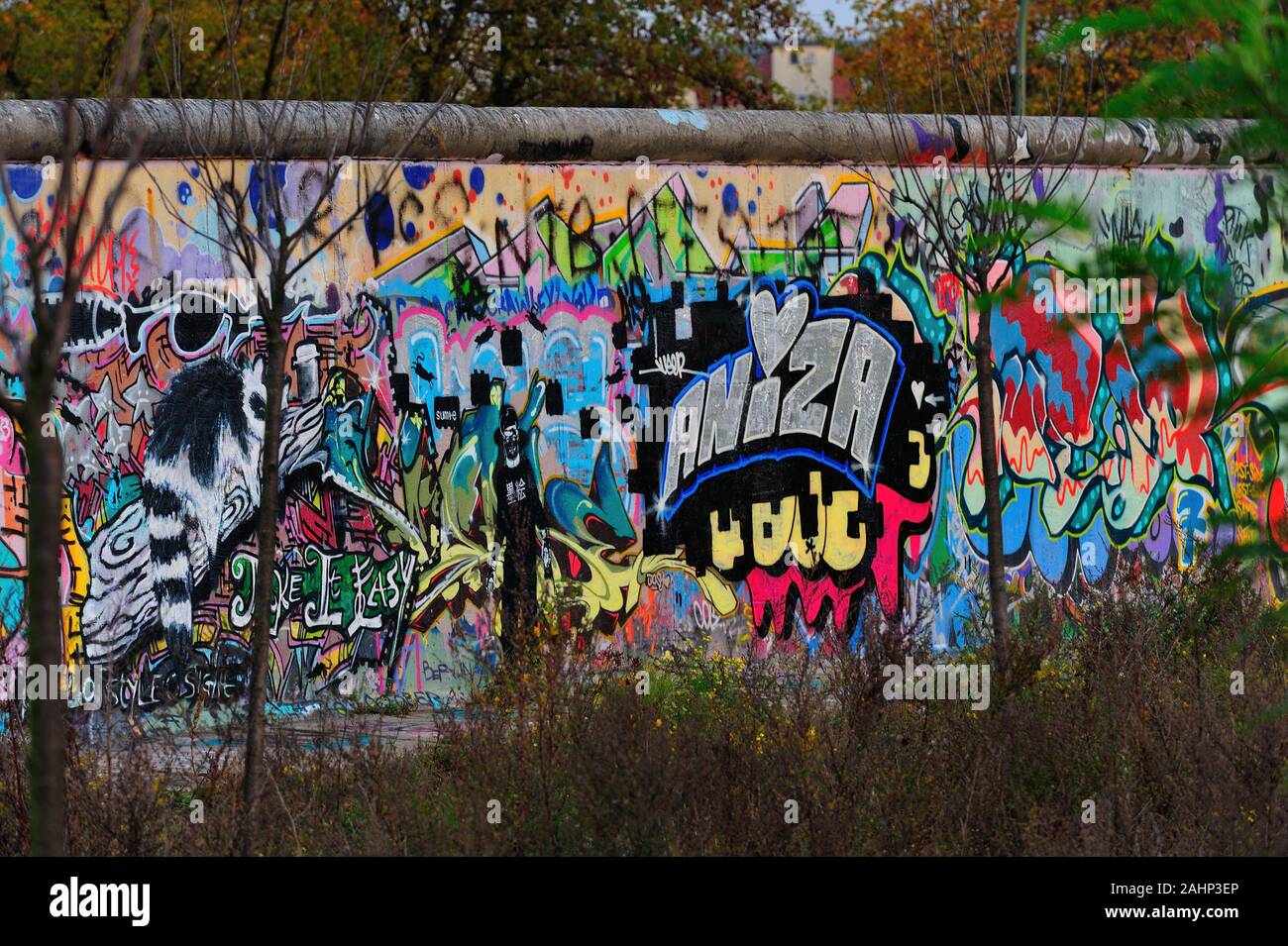 Berlin, berliner Sehenswürdigkeiten, Mauer, hell, kalter Krieg, bunte, bunte Malerei, Farben, Ost-berlin, ehemalige Abteilung, deutsche Geschichte, deutschland, Graffiti, historisch, historische Stätte, Manifestation, Erinnerung, die wichtigsten Sehenswürdigkeiten von berlin, deutschland, DDR, berliner mauer, berliner mauer, Berlin, das wiederentdeckte Stück der Berliner Mauer von 1961, Berliner Mauer, Teil der ehemaligen Berliner Mauer in der East Side Gallery, East Side Gallery Stockfoto