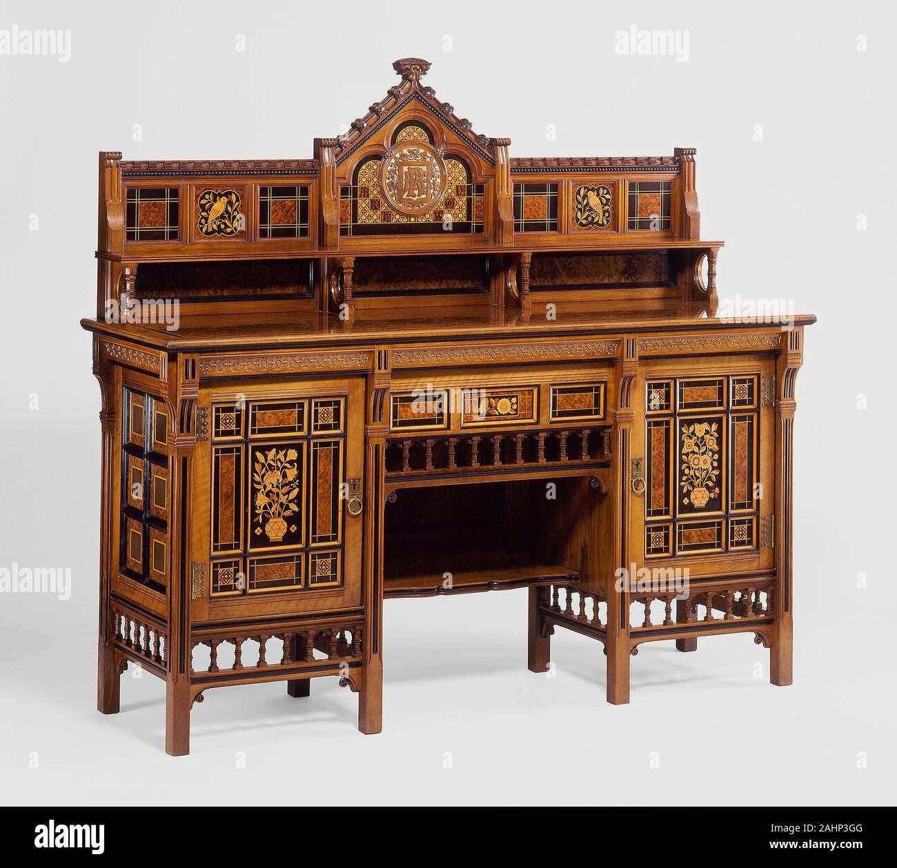 Bruce James Talbert (Designer). Salon Kabinett. 1871 - 1872. Lancaster. Nussbaum, Ebenholz, Buchsbaum, thuya, Ahorn, und andere Holz, Vergoldung, und lackiertem Messing mounts Diese Zeichnung - Zimmer Schrank wurde von Bruce James Talbert, ein reicher Designer im Viktorianischen Großbritannien, das die Inspiration aus so unterschiedlichen Quellen wie gotische Architektur und japanische Kunst wie viele seiner Kollegen in der zweiten Hälfte des 19. Jahrhunderts, Talbert oft mit so feinen Design und Handwerk angesichts der zunehmenden Industrialisierung und Technisierung Foster verrenkt konzipiert. Er vereinfacht und Popularisieren Stockfoto