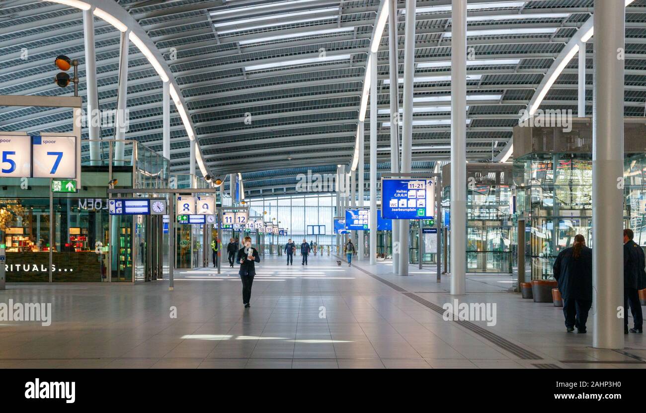 Eine ruhige Utrecht Centraal Station Halle am Nachmittag. Aufgrund eines nationalen Streik im öffentlichen Verkehr, alle Reisen mit der Bahn wird abgebrochen. Die Niederlande. Stockfoto