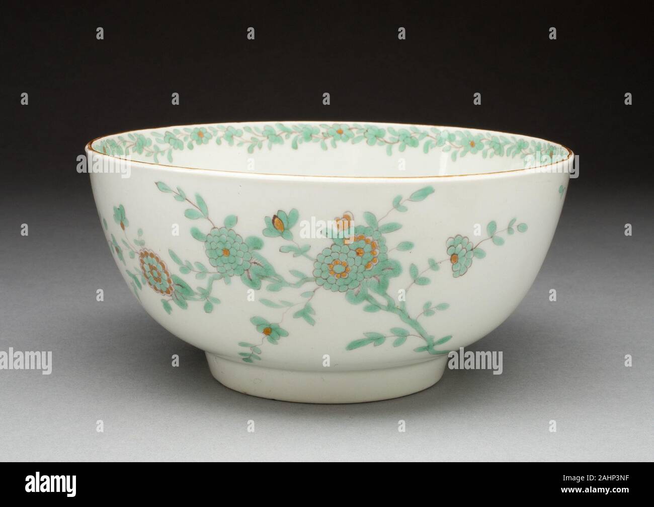 Royal Worcester Porzellan Firma (Hersteller). Slop Schüssel. 1765 - 1775. Worcester. Weiche Hartporzellan mit grünem und schwarzem Emaille und Vergoldung Stockfoto