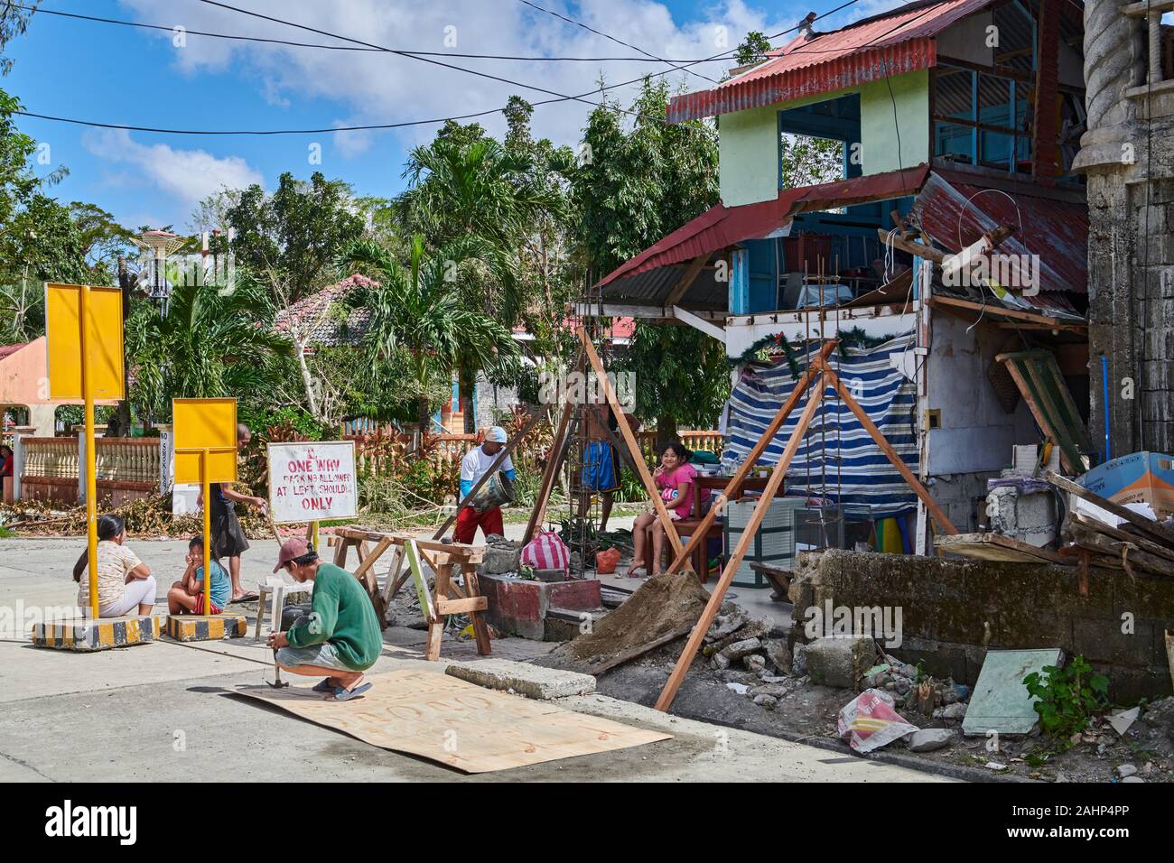 Buruanga Stadt, Provinz Aklan, Philippinen - Dezember 29, 2019: Familie ist der Wiederaufbau ihrer Heimat, die durch Taifun Ursula zerstört wurde. Stockfoto