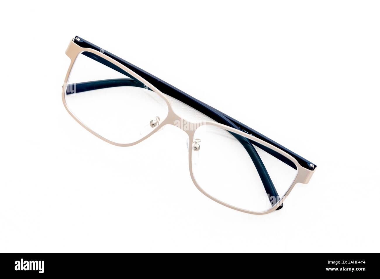 Gefaltete mode Lesebrille für Mensch auf weißem Hintergrund Stockfoto