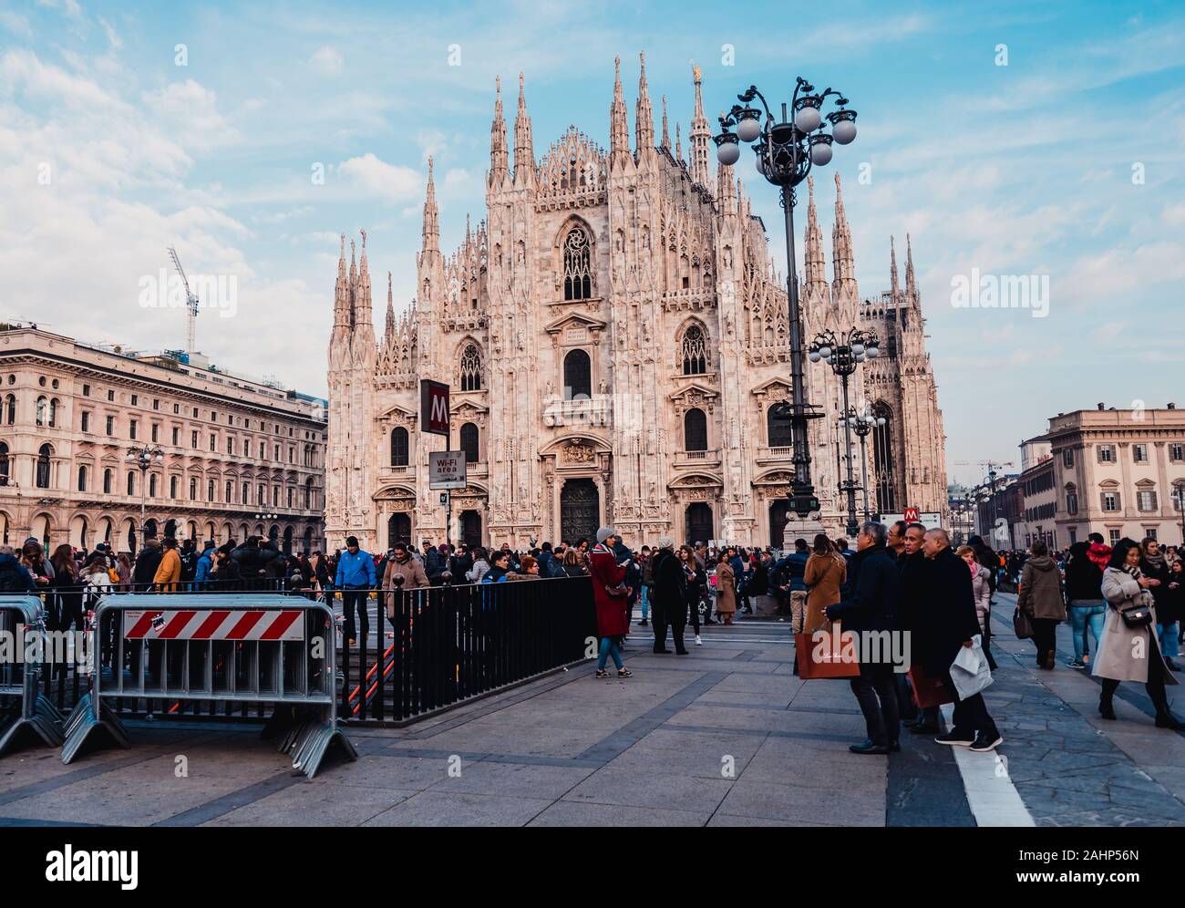 Milano City in der Weihnachtszeit 2019, Domplatz in einem schönen sonnigen Tag Stockfoto