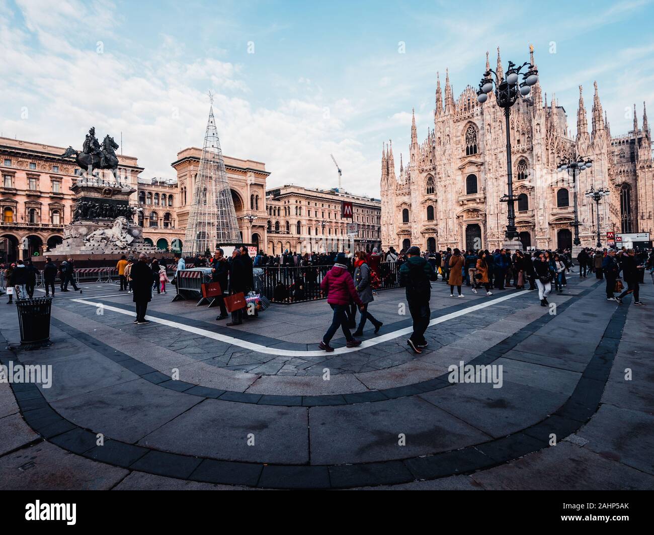 Milano City in der Weihnachtszeit 2019, Domplatz in einem schönen sonnigen Tag Stockfoto