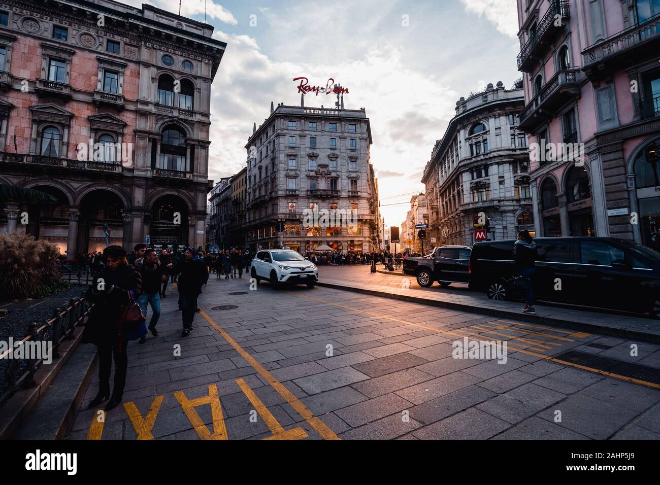 Milano City in der Weihnachtszeit 2019, Domplatz in einem schönen sonnigen Tag Stockfoto