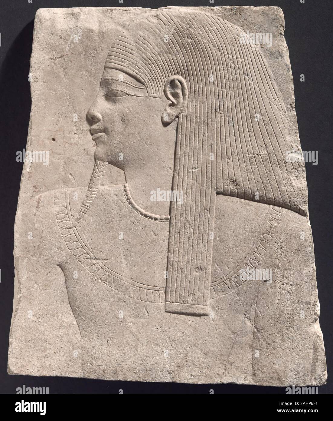 Der ägyptischen Antike. Reliefplatte mit Gott. 305 v. Chr. - 30 v. Chr.. Ägypten. Kalkstein eine Art ägyptische Künstler zum Ausdruck das Konzept der Unsterblichkeit wurde durch wiederholte künstlerische Konventionen, die seit Tausenden von Jahren verwendet worden war. Eines der ältesten solchen Traditionen war die Vereinfachung des menschlichen Körpers, die zu seiner grundlegenden, die meisten erkennbaren Form reduziert wurde. Hier wird das Gesicht im Profil, aber das Auge und die Brust sind frontal dargestellt. Während diese formalen Konventionen weiter geehrt werden nach den Griechen kamen, Ägypten, die neuen Könige zu regieren auch Ihren eigenen Geschmack. Das weiche Fleisch der f Stockfoto