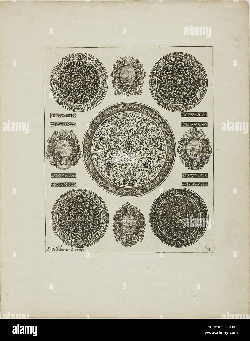 Simon Gribelin, II. Platte vier, von Buch des Ornaments. 1704. Frankreich. Gravur auf charmante Papier Simon Gribelin II Set mit 12 Stichen macht ein Buch der ornament Muster, die von Künstlern kopiert und von den Enthusiasten durchgelesen werden. Die detaillierten Bilder in das neue Buch von Ornament sinnvoll, alle Künstler wechseln zwischen geschwungener Rahmen mit historischen und mythologischen Kartuschen und mehr schematische Darstellungen in der Form von Medaillons, Dekorative Bänder und Schmuck. Stockfoto