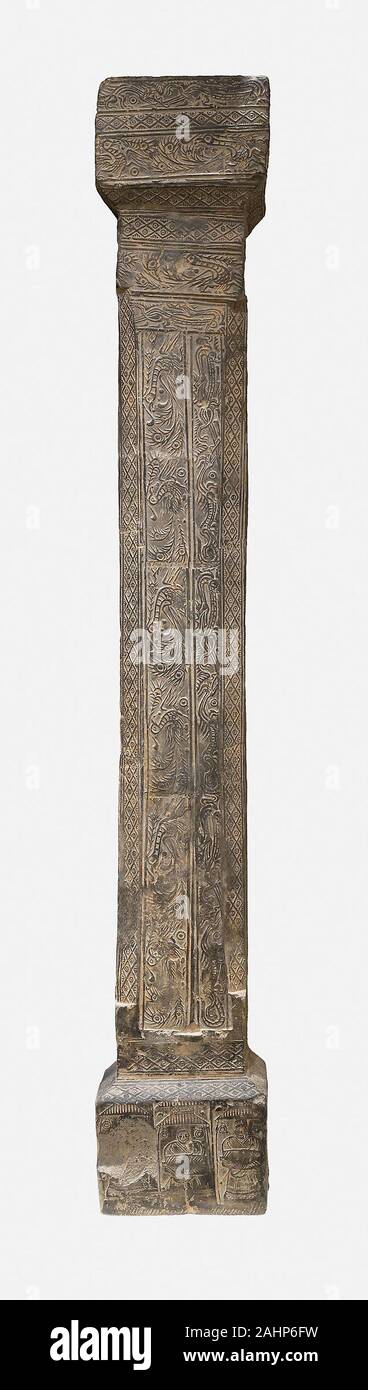 Säule von Grab Kammer. 100 v. Chr. - 1 v. Chr.. China. Grau Steingut mit beeindruckt und Dekoration geschnitzte im Norden Chinas während der Han Dynastie, hohle Ziegel wurden verwendet, um die kleine, rechteckige Kammern der unterirdischen Gräber zu konstruieren. Die Türen, Säulen, und Türsturz hier versammelt Der Zugang zu einem solchen Kammer rekonstruieren. Vor dem Feuern, die Ziegel wurden mit starken Bildern aus dem täglichen Leben und aus der Mythologie gestempelt. Diese Kombination von Themen spiegelt eine dualistische Sicht der menschlichen Seele Trennung bei Tod, ein Teil der Seele gedacht wurde in der irdischen Grab zu bleiben, während die o Stockfoto
