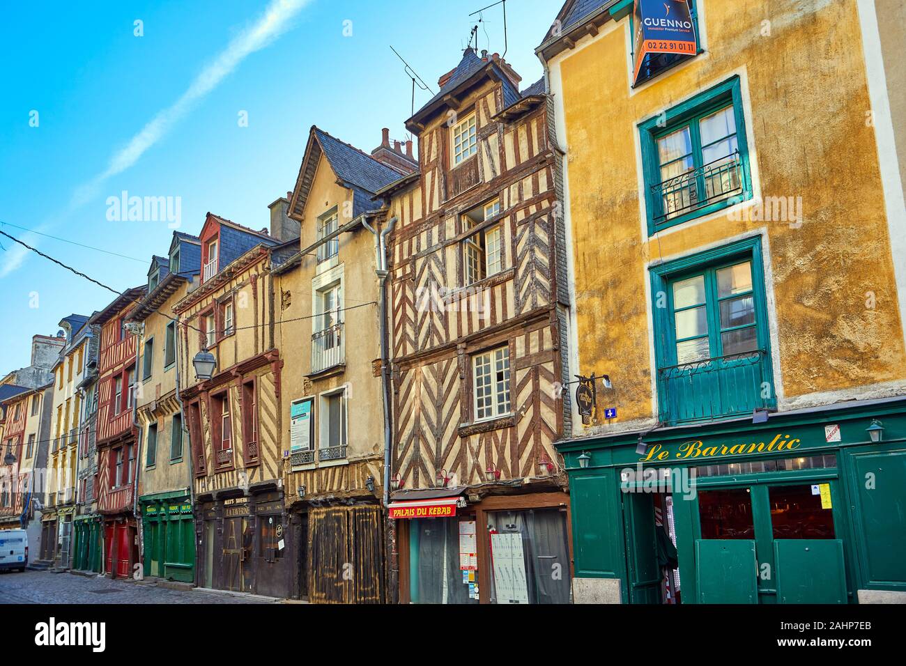 Bild von Fachwerkhaus Gebäude in der Rue Saint-Michel, Rennes, Bretagne, Frankreich. Rennes ist die Hauptstadt der Bretagne und ein beliebtes Touristenziel. Stockfoto