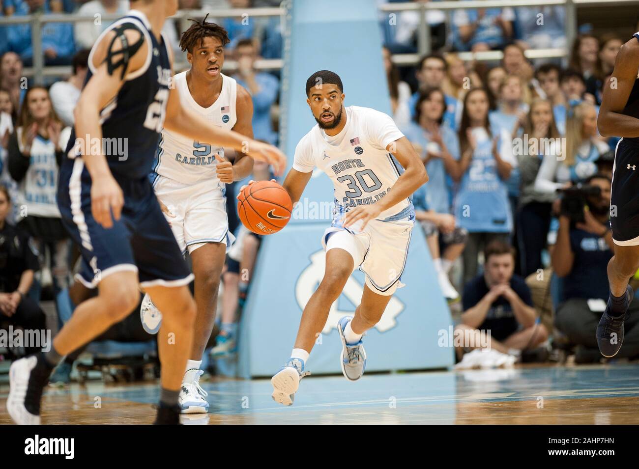 Dez. 30, 2019 - Chapel Hill, North Carolina; USA - Carolina Tar Heels (30) K.J. SMITH Drives zum Korb als der Universität von North Carolina Tar Heels die Yale Bulldogs besiegte mit einer Endnote von 67-70, wie Sie mens College Basketball an der Dekan Smith Center in Chapel Hill entfernt gespielt. Copyright 2019 Jason Moore. (Bild: © Jason Moore/ZUMA Draht) Stockfoto