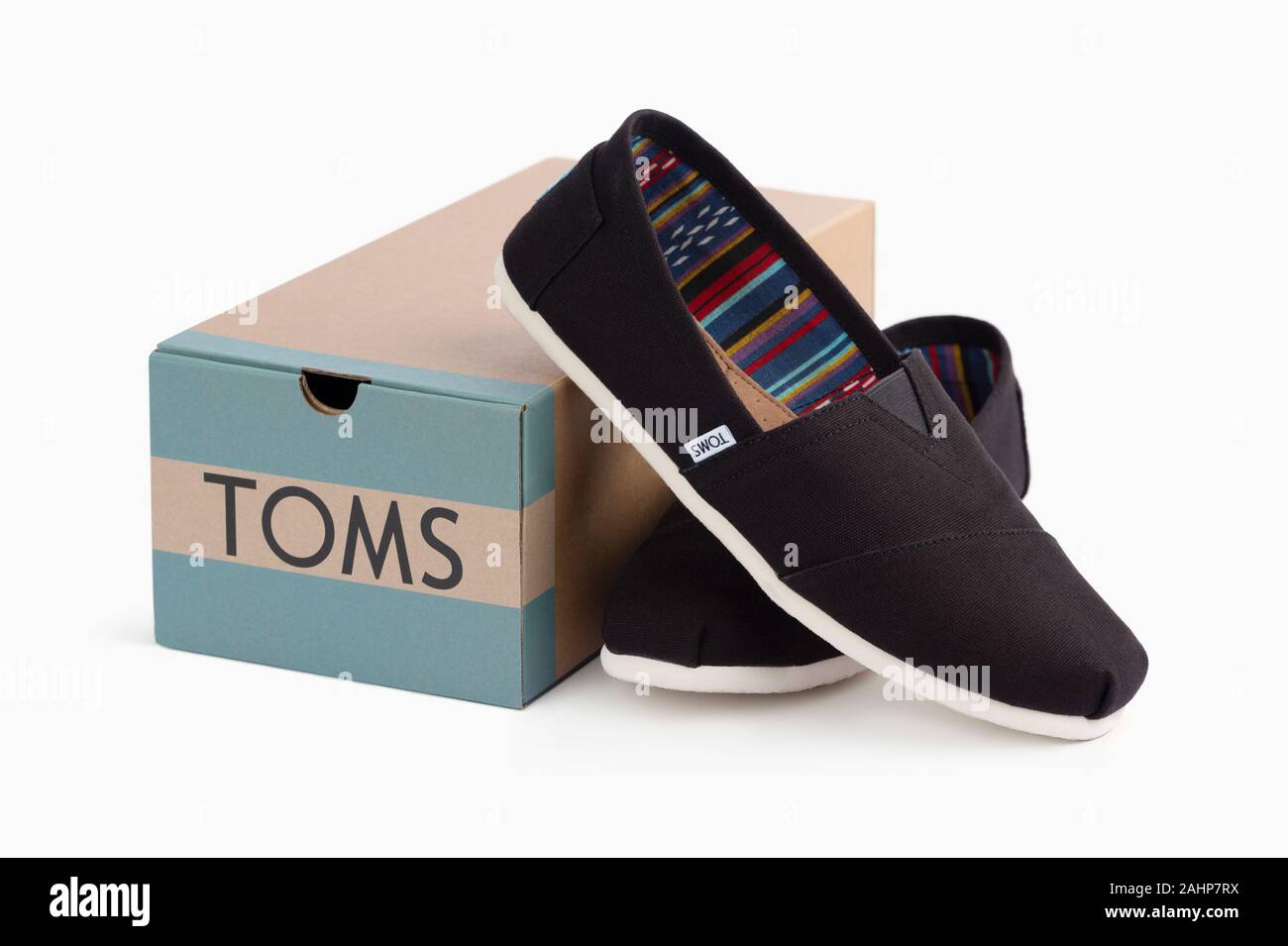 Ein paar Toms Schuhe von der Firma Venedig Sammlung erscheint durch eine  Marke Schuhkarton Schuß auf einem weißen Hintergrund Stockfotografie - Alamy