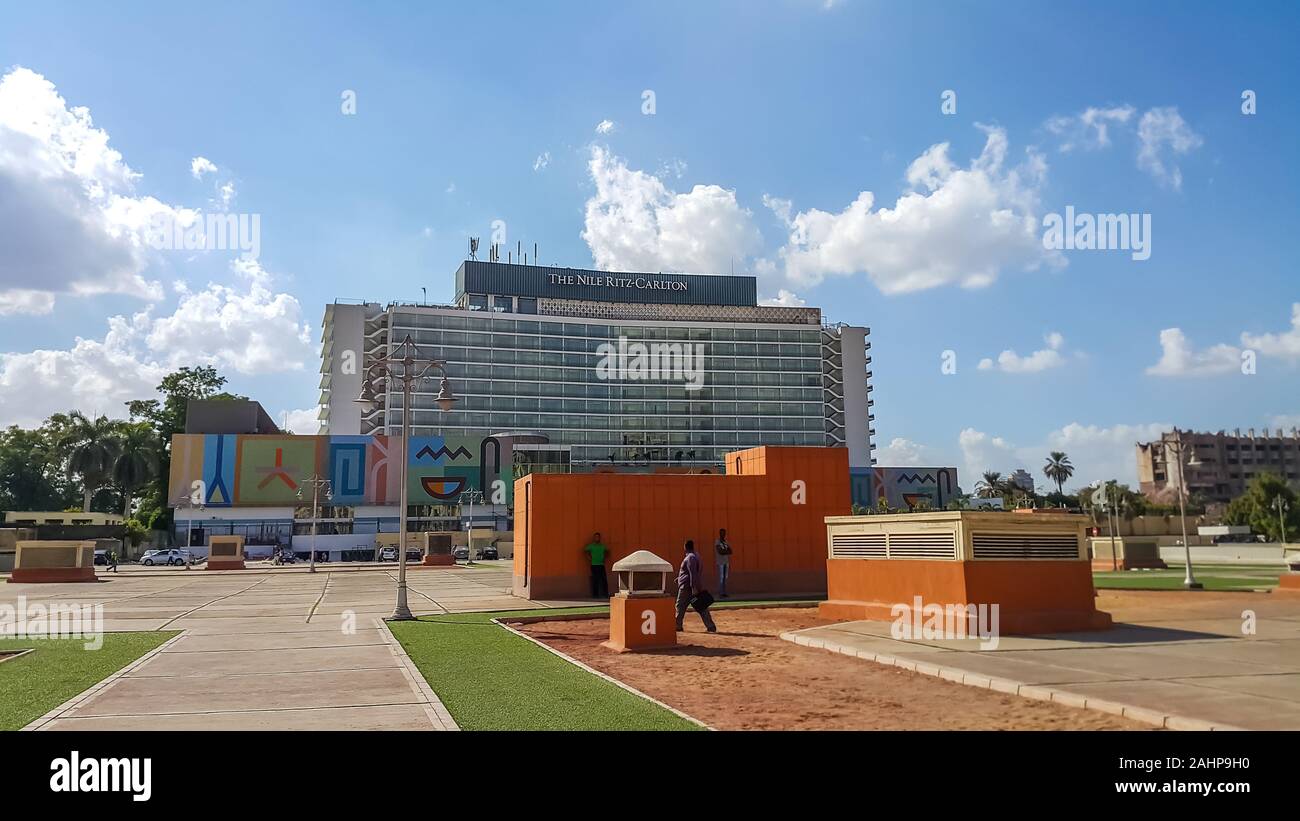 Der Nil Ritz-Carlton, Kairo, liegt in der Innenstadt, mit Blick auf den Nil und das Ägyptische Museum. Stockfoto