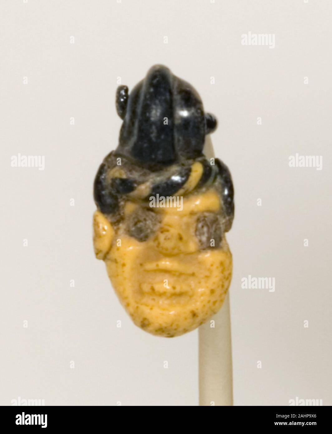 Alten östlichen Mittelmeer. Anhänger in Form eines Kopfes. 500 v. Chr. - 201 v. Chr.. Karthago. Glas, Rod-Technik Kopf Anhänger wie dieses Beispiel haben im Phönizischen Siedlungen in Nordafrika und der Levante gefunden worden. Sie können sich von phönizischen Glasmachern vorgenommen wurden oder die Ware durch Phönizische Händler verwendet. Stockfoto