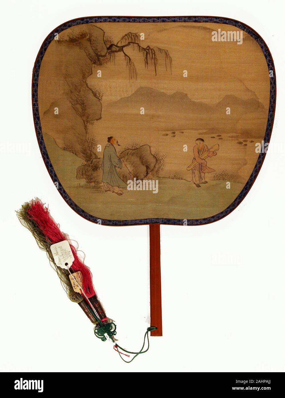 Gelehrter mit Knecht Holding ein Qin. 1801 - 1900. China. Lüfter (Nierenförmigen), Tusche und Farbe auf Seide, Bambus Griff Stockfoto