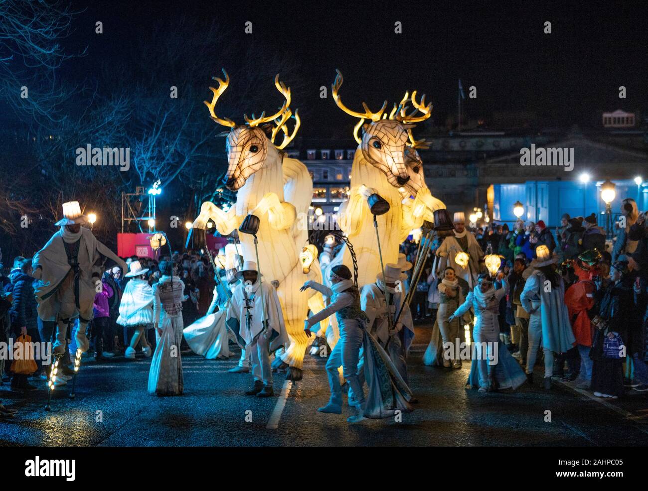Französische immersive Darsteller Compagnie Remue Menage die Massen auf der Straße Party auf der Princes Street unterhalten während der hogmanay Neujahrsfeiern in Edinburgh. Stockfoto