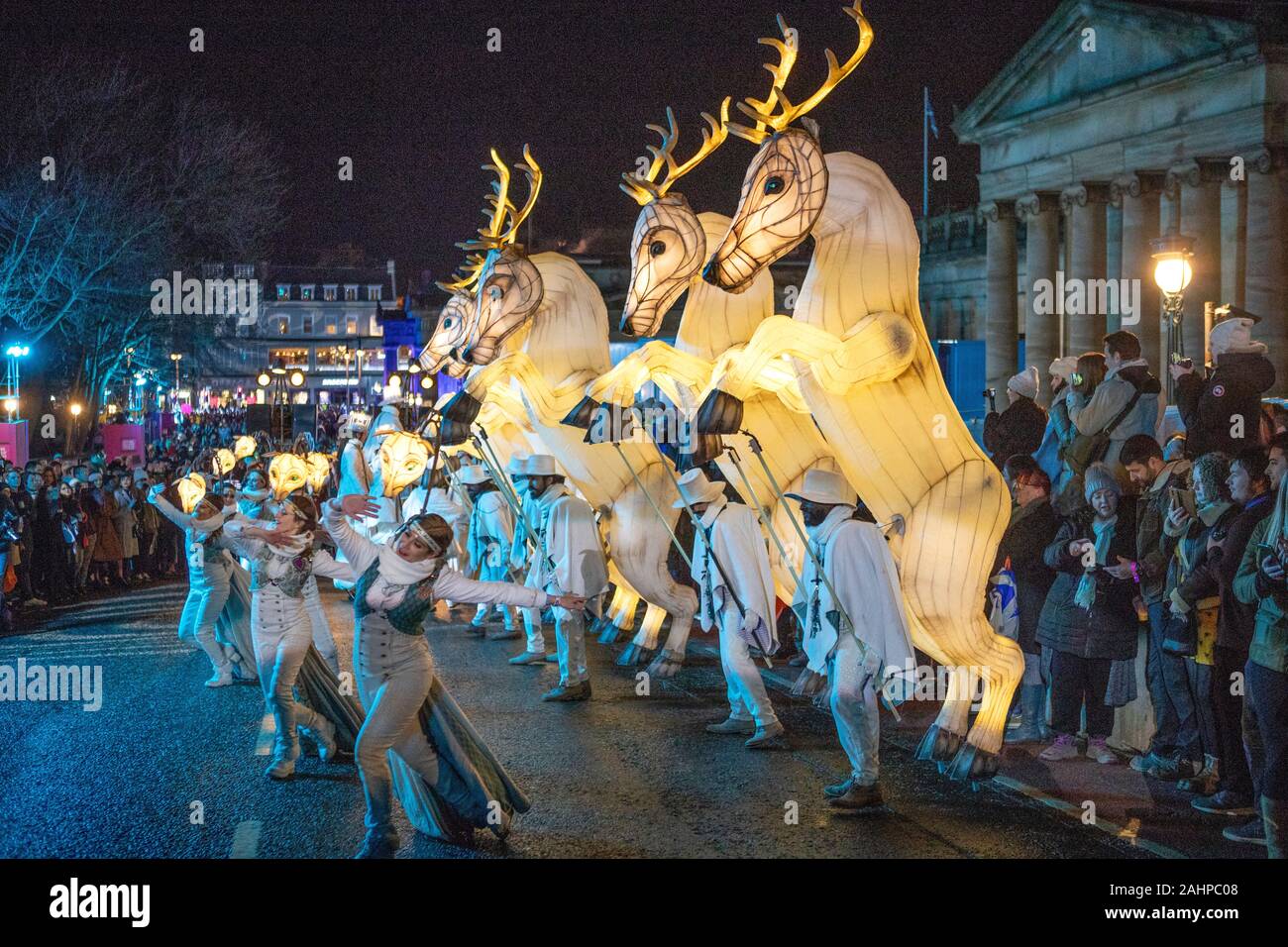 Französische immersive Darsteller Compagnie Remue Menage die Massen auf der Straße Party auf der Princes Street unterhalten während der hogmanay Neujahrsfeiern in Edinburgh. Stockfoto