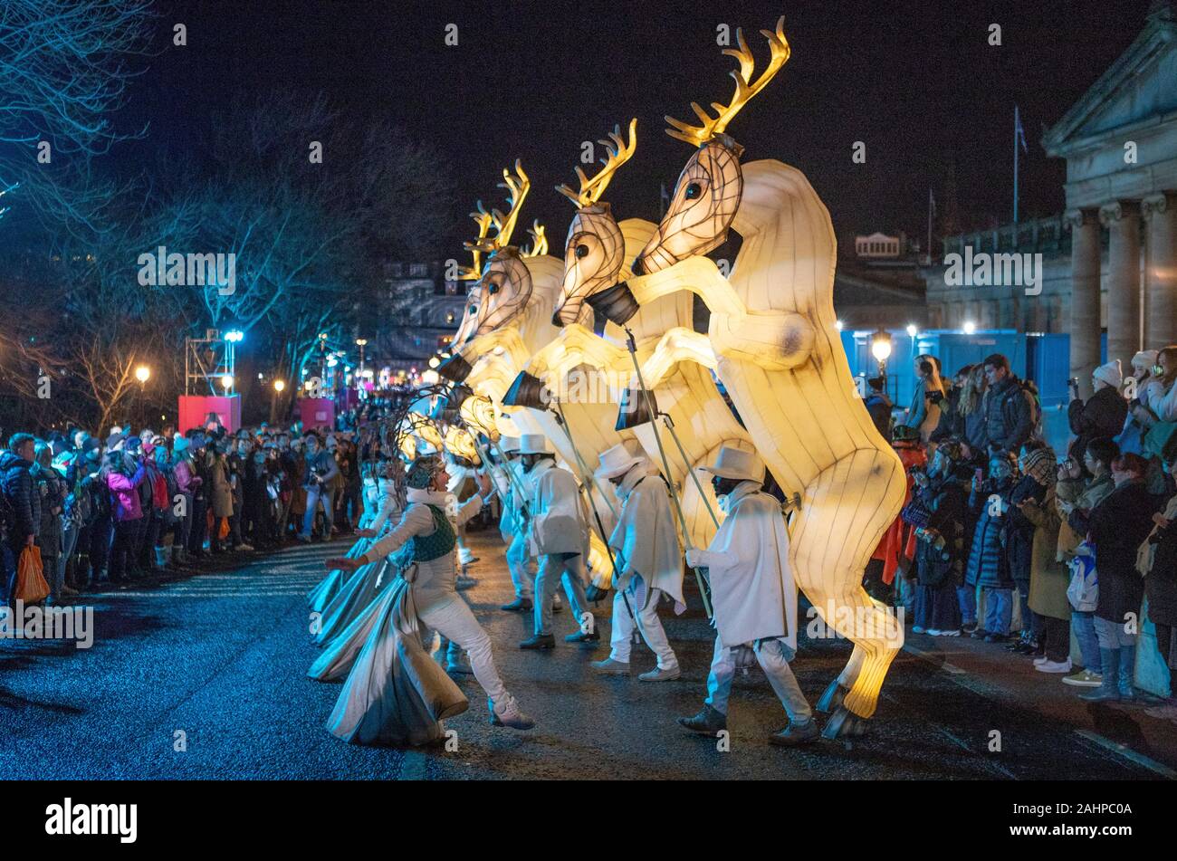 Französische immersive Darsteller Compagnie Remue Menage die Massen auf der Straße Party auf der Princes Street unterhalten während der hogmanay Neujahrsfeiern in Edinburgh. Stockfoto