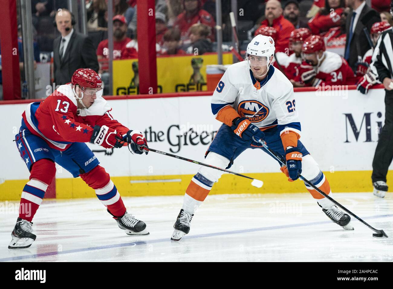 Washington, United States. 31 Dez, 2019. New York Islanders Zentrum Brock Nelson (29) Skates mit dem Puck, während durch die Washington Capitals verteidigte linken Flügel Jakub Vrana (13) während der ersten Zeit in der Hauptstadt zu einer Arena, in Washington, DC am Dienstag, den 31. Dezember 2019. Die Washington Capitals beenden die Dekade als der winningest Mannschaft in der NHL mit 465 gewinnt seit 2010. Foto von Alex Edelman/UPI Quelle: UPI/Alamy leben Nachrichten Stockfoto