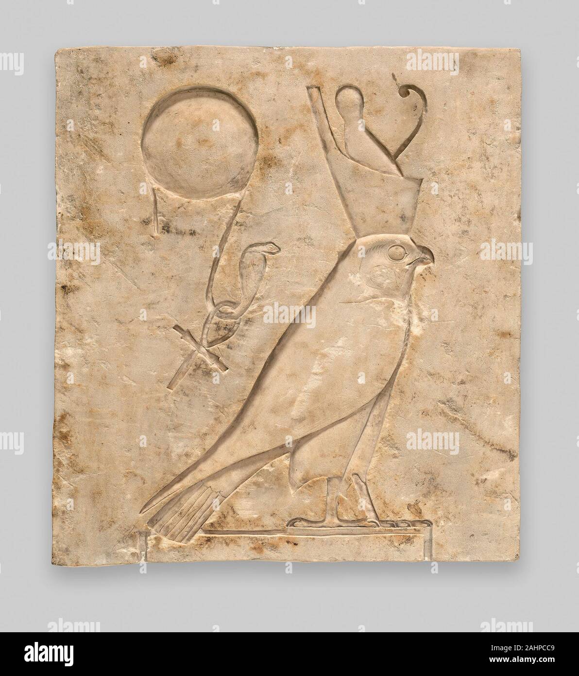 Der ägyptischen Antike. Reliefplatte mit der Darstellung der Gott Horus als Falcon. 664 v. Chr. - 30 v. Chr.. Ägypten. Kalkstein Horus, als Falcon oder einen Falken Mann gezeigt, war einer der wichtigsten Götter des ägyptischen Pantheons. Zuerst erscheinen, etwa 3000 v. Chr. Horus setzte der ptolemäischen und römischen Zeit verehrt werden. Jedem ägyptischen Königs war als der "lebenden Horus auf Erden ist." Der König wäre oft eine doppelte Krone, die Herrschaft über die südlichen und nördlichen Ägypten symbolisiert tragen. Hier Horus ist das Tragen eines solchen Krone, der Bestätigung gemeinsame Identität des Königs mit dem Gott. Hinter Horus ist der di Stockfoto