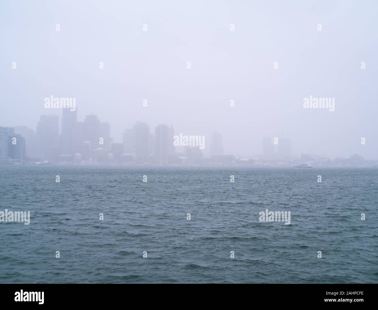 Geringe Sichtbarkeit von Boston Skyline der Stadt über Wasser Stockfoto