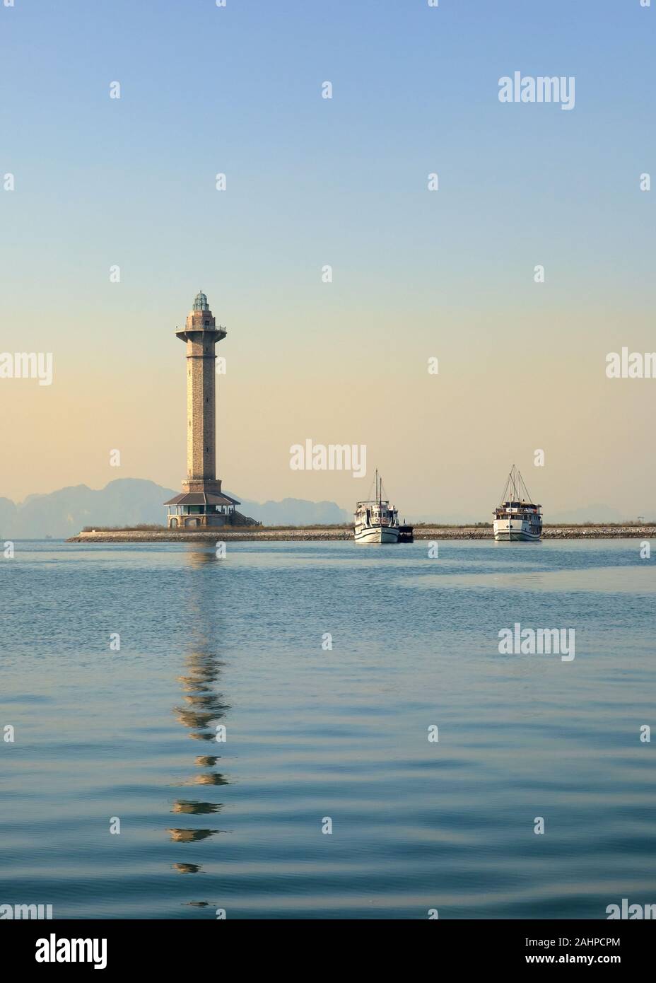 Bai Chay Leuchtturm und Mole bei Hạ Long, quảng Ninh, Vietnam Stockfoto