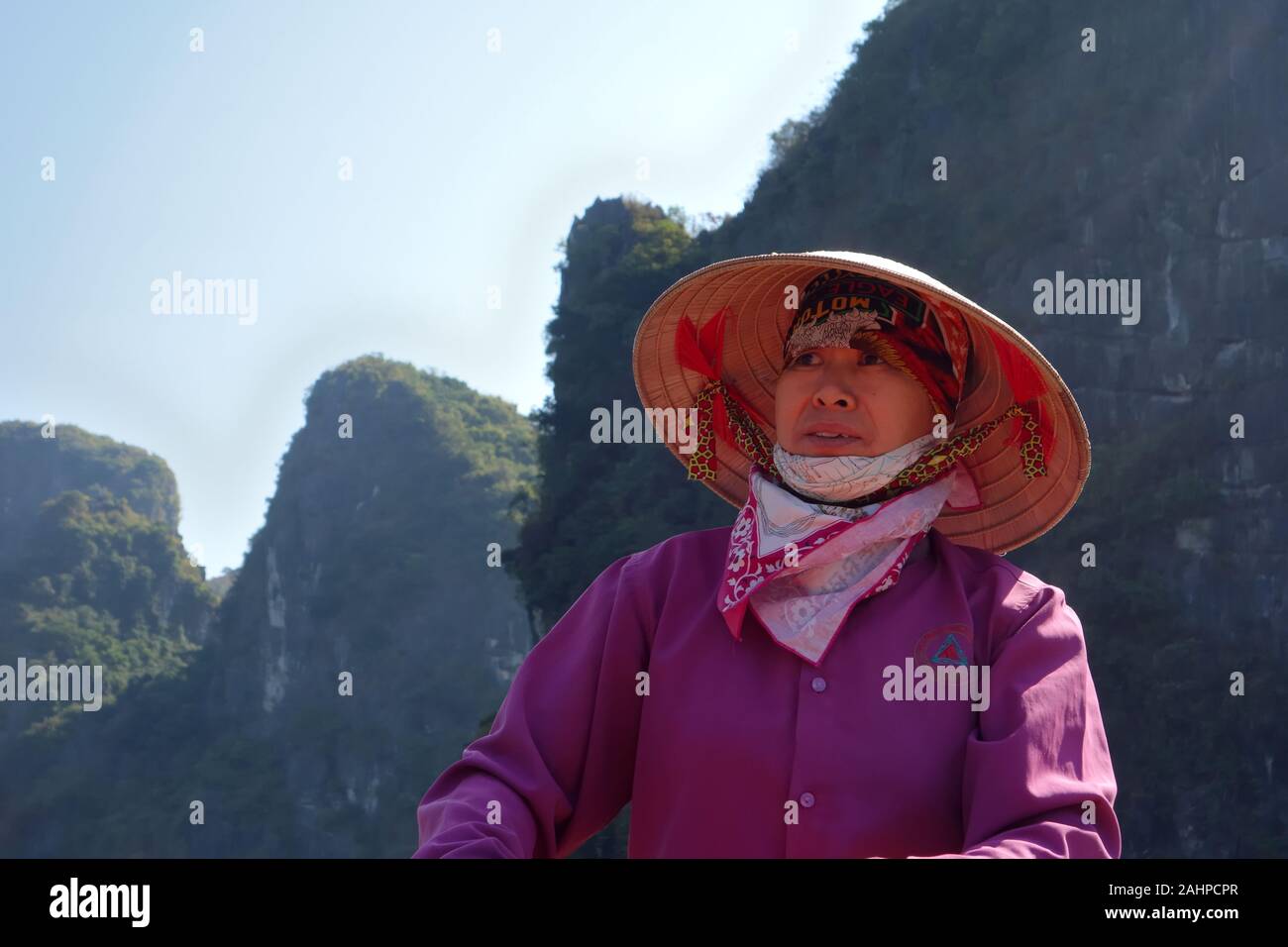 Ein Eingeborener vietnamesische Frau in traditioneller Kleidung, ein Bewohner der Inseln von Ha Long Bucht. Stockfoto