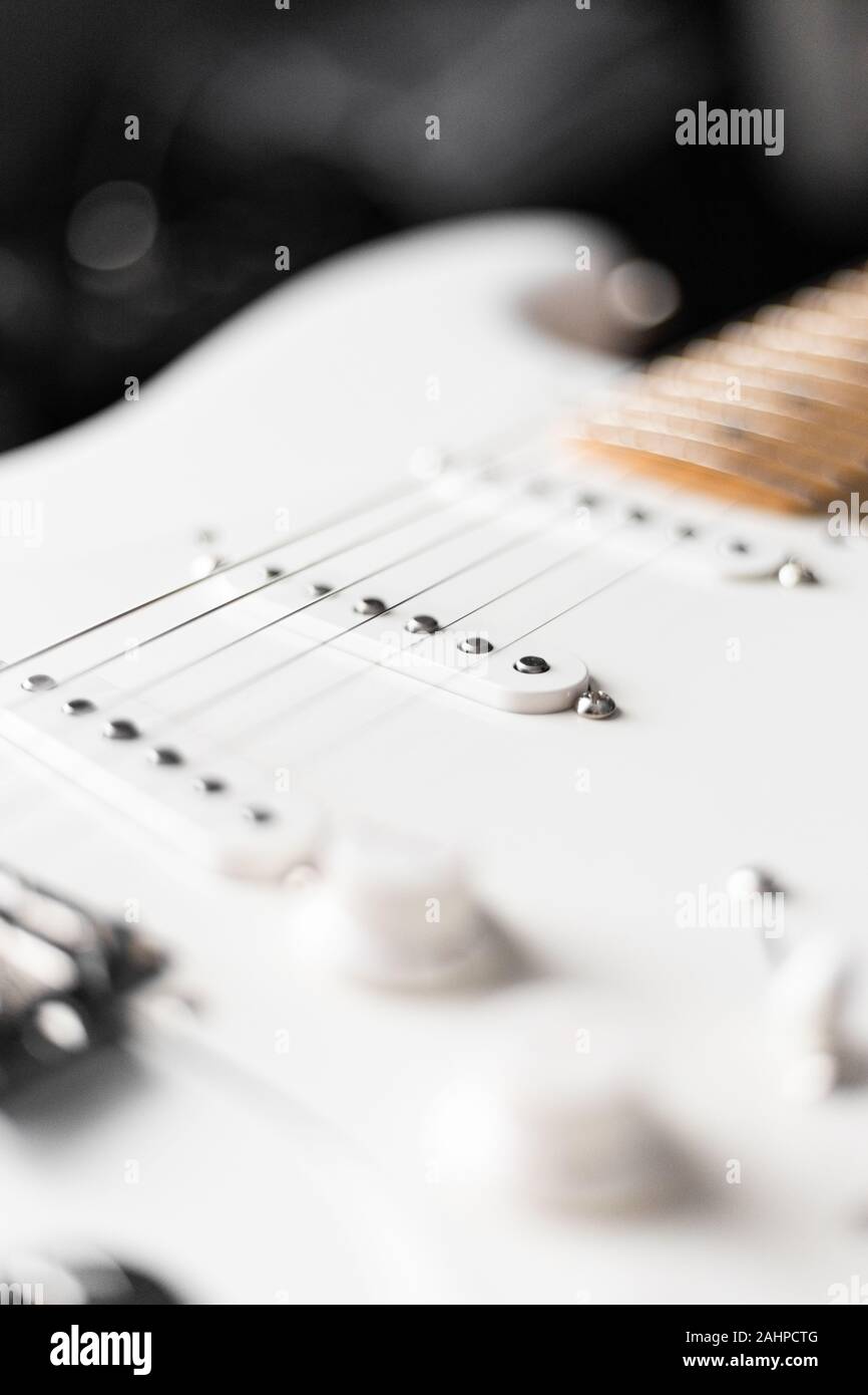 Coil Pickup von White E-Gitarre verschwommenen Hintergrund singen Stockfoto